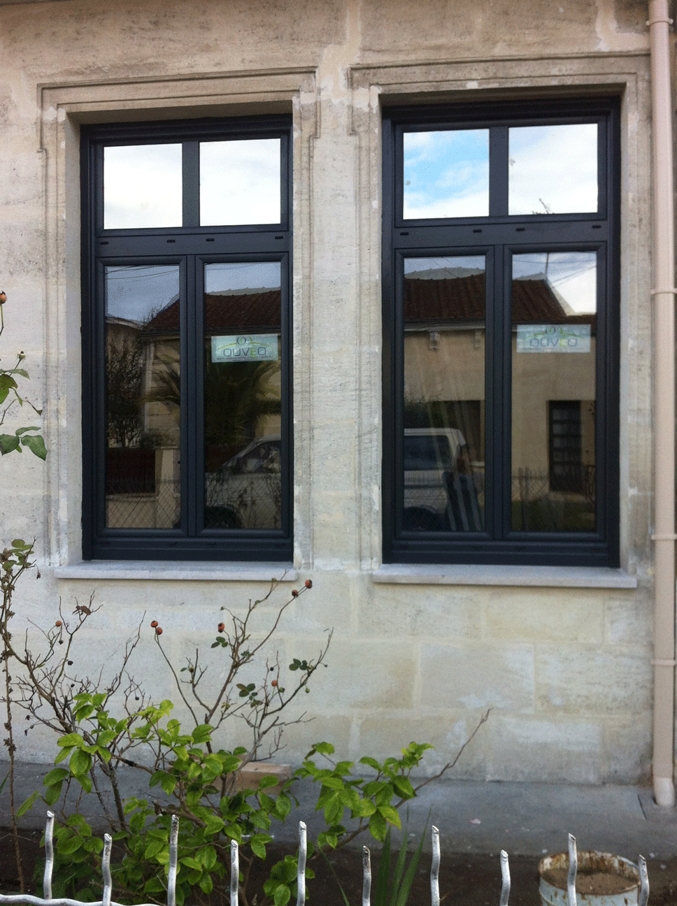 Menuiseries aluminium gris anthracite sur facade pierre de taille