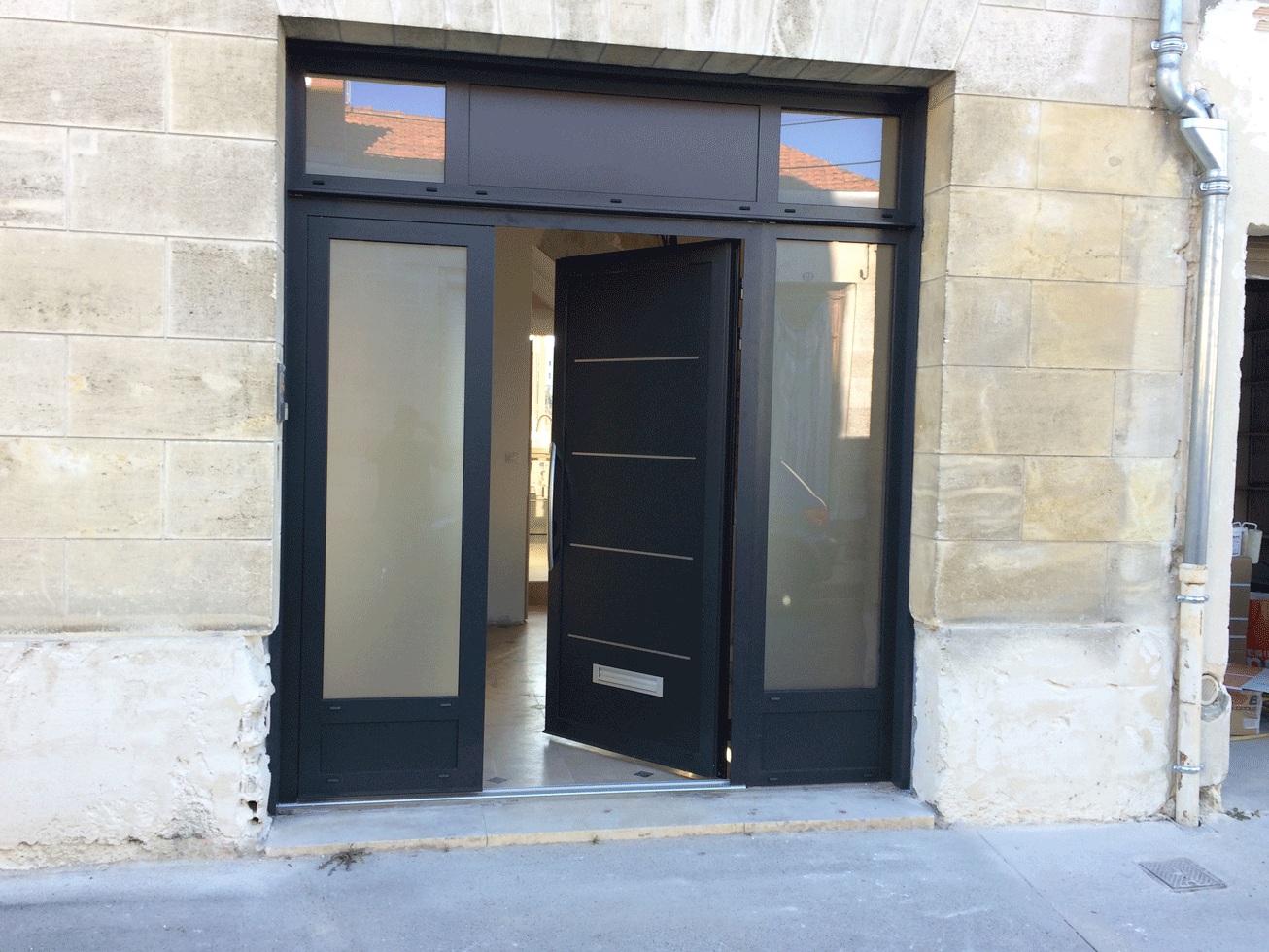 porte d'entrée aluminium rupture de pont thermique avec fixes latéraux vitrés